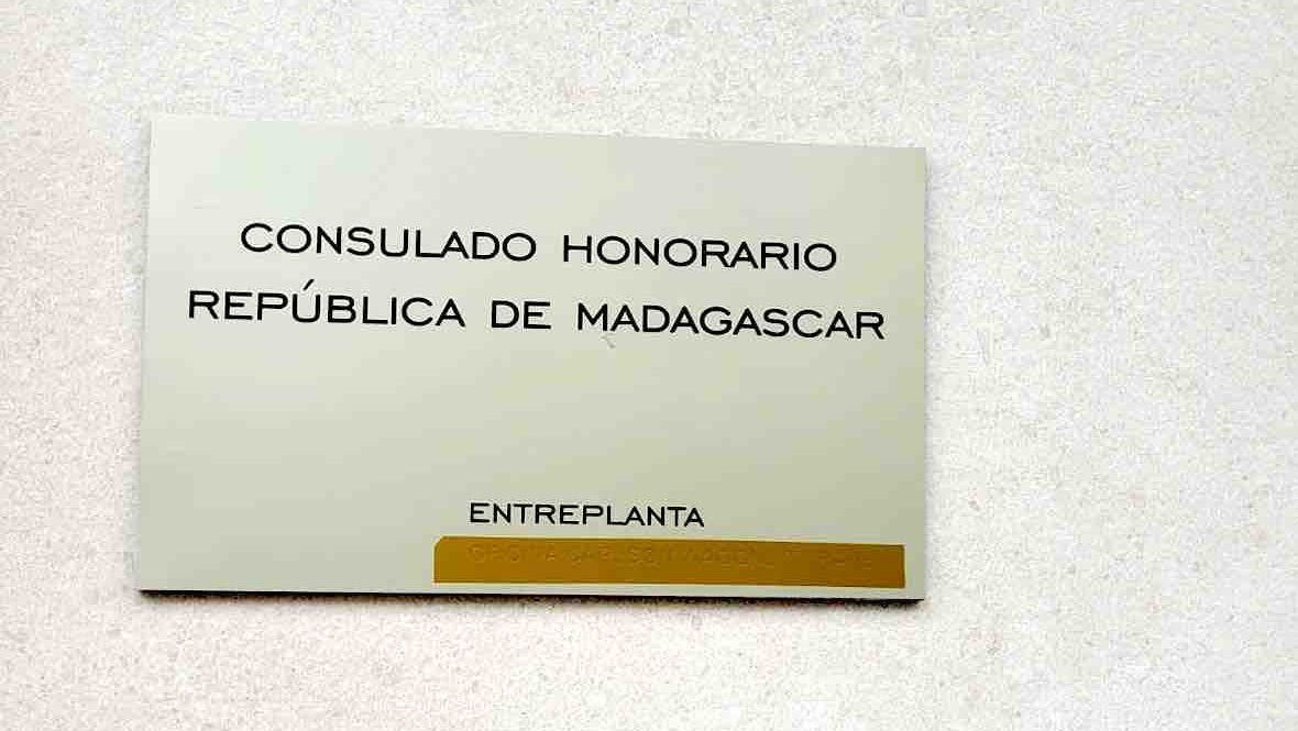 Luzarraga Iturrioz, Arantzazu. Placa del consulado honorario de la República de Madagascar en Bermeo, 2023.