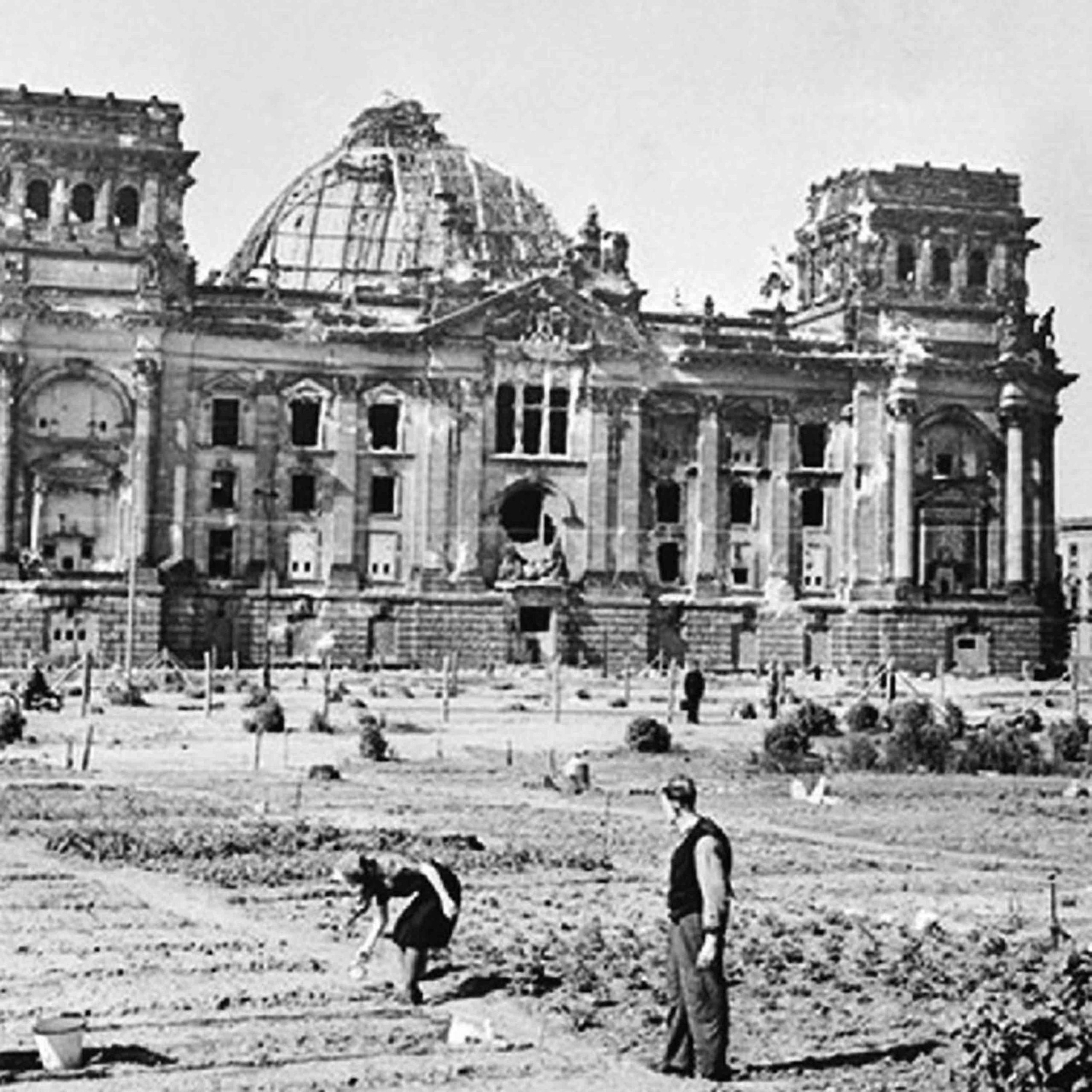 Anónima. Fotografía de huertos urbanos improvisados frente a las ruinas de Reichstag en Berlín tras el final de la II Guerra Mundial